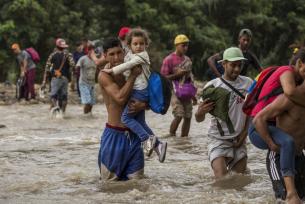 Famílias venezuelanas cruzam o rio Tachira em busca de comida e segurança em Cúcuta, na Colômbia. Foto: ACNUR/Vincent Tremeau